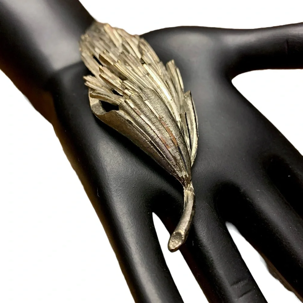 VINTAGE CIRCA 1960'S BSK SIGNED SILVER TONE DIAMOND CUT METAL BROOCH